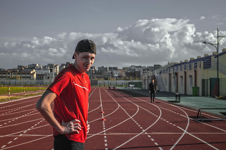 muž, stojící, trackfield, dráha, závod, běh, mrak, budova, sport, mrak - nebe, nebe, trati a pole, jedna osoba, běžecká dráha, při pohledu na fotoaparát, mladého dospělého, životního stylu, skutečných lidí, portrét, architektura, stavba, sportovní oblečení, sportovec, čelní pohled, Červené, 5K