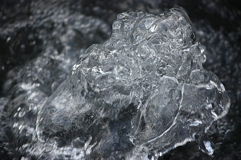 Brunnen, Blase, Spritzen, flüssiges Wasser, Flüssigkeit, Wasser, fließen, Quarz, Kristall, Edelstein, Wissenschaft, keine Leute, Nahansicht, Natur, Eis, kalte Temperatur, Rock, Fokus auf den Vordergrund, solide, gefroren, draußen, Rock - Objekt, selektiver Fokus, texturiert, Tag, Winter, Geologie, Schönheit in der Natur, Reinheit, schmelzen, 4K, CC0, gemeinfrei, lizenzfrei