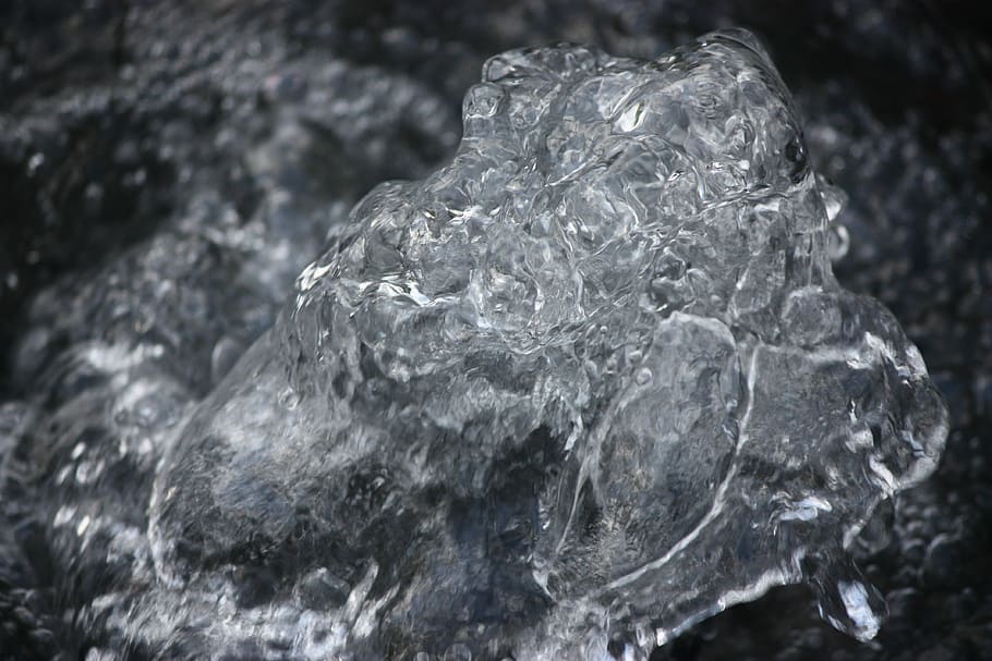 Brunnen, Blase, Spritzen, flüssiges Wasser, Flüssigkeit, Wasser, fließen, Quarz, Kristall, Edelstein, Wissenschaft, keine Leute, Nahansicht, Natur, Eis, kalte Temperatur, Rock, Fokus auf den Vordergrund, solide, gefroren, draußen, Rock - Objekt, selektiver Fokus, texturiert, Tag, Winter, Geologie, Schönheit in der Natur, Reinheit, schmelzen, 4K
