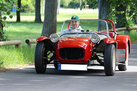 auto, oldtimer, klassiker, automotive, pkw, kjøretøyer, vintage bilbil, bare en mann, én person, bare menn, kun voksne, voksen, forfra, transportmiddel, transport, ekte folk, dag, sitter, rød, kjøring, anlegg, tre, land kjøretøy, menn, portrett, vei, fritidsaktivitet, fokusere på forgrunnen, Hjelm, 4K, CC0, offentlig domene, opphavsrett gratis