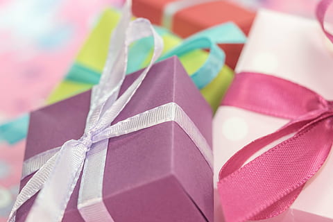 lila, Rosa, Geschenkbox, Geschenk, gemacht, Paket, Schleife, Paketschleife, Weihnachten, Weihnachtsdekoration, geben, Advent, verpackt, Geschenkverpackung, Überraschung, Geschenke, Muttertag, Kindergeburtstag, Geburtstag, Dekoration, Freude, bunt, Farbe, Band, Band - Nähartikel, mehrfarbig, Studioaufnahme, Papier-, Bogen, Feier, Geburtstagsgeschenk, drinnen, selektiver Fokus, Nahansicht, gebundener Bogen, keine Leute, Veranstaltung, Jahrestag, Geschenkpapier, Kasten - Behälter, 4K, CC0, gemeinfrei, lizenzfrei