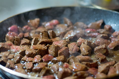 pan, carn, vedella, fregir, cuina, cuinar, paella, gust, menjar, mięsko, carn vermella, sopar, saborós, deliciós, menjar i beguda, a l'interior, preparació, cap gent, estri de cuina, equipament per a la llar, benestar, frescor, alimentació saludable, estofat, primer pla, vegetals, carn de porc, vapor, calor - temperatura, olla de cocció, menjar xinès, 5K, CC0, domini públic, lliure de regalies