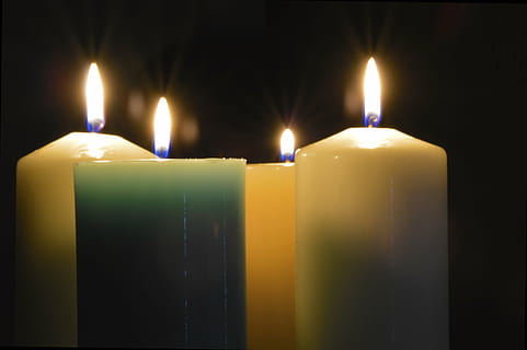blanco, verde, iluminado, velas de pilar, vela, ligero, ardiente, llama, vacaciones, oscuro, luz de una vela, celebracion, Navidad, espiritualidad, romántico, quemar, amor, cera, noche, brillante, calma, tradicion, fuego - fenómeno natural, decoración, fuego, calor - temperatura, de cerca, adentro, nadie, naturaleza, cuarto doméstico, fondo negro, cuarto oscuro, equipo de iluminación, amarillo, foto de estudio, luminosidad, derritiendo, 5K, CC0, dominio público, libre de derechos