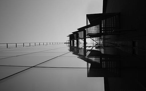 Graustufenfoto, Metalltreppe, Architekt, Grafik, abstrakt, die Architektur, gebaute Struktur, Baugewerbe, Fenster, draußen, modern, städtische Szene, Himmel, Gebäudehülle, Geländer, Natur, Wasser, keine Leute, Tag, klarer Himmel, Gebäude, Silhouette, Treppe, Reflexion, Stadt, Verbindung, kopieren sie platz, Ruhe, 4K, CC0, gemeinfrei, lizenzfrei