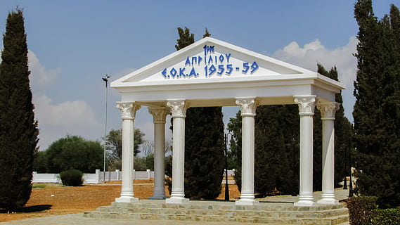 siprus, avgorou, Monumen, eoka, kemerdekaan, peringatan, kolom arsitektur, langit, Arsitektur, pohon, struktur yang dibangun, eksterior bangunan, alam, menanam, hari, tidak ada orang, sinar matahari, teks, tangga, bangunan, di luar rumah, pediment, biru, sejarah, tujuan wisata, masa lalu, 4K, CC0, domain publik, bebas royalti