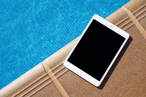 Weiß, neben, Schwimmen, Schwimmbad, weißes ipad, ipad, Wasser, Tablette, keine Leute, Technologie, Ausrüstung, Berührungsempfindlicher Bildschirm, digitale Tablette, kopieren sie platz, Blau, leer, Sommer-, Fotografie-Themen, am Pool, Natur, High Angle View, Ausflug, Urlaub, Urlaube, kabellose Technologie, Entspannung, Nahansicht, Tag, Am Rande von, 4K, CC0, gemeinfrei, lizenzfrei