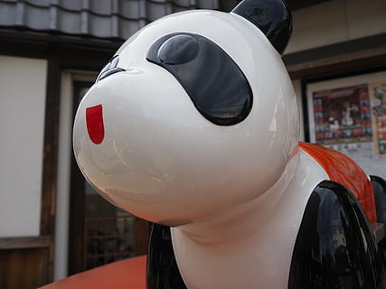 panda, asakusa, publicació, primer pla, manera de transport, centrar-se en primer pla, cap gent, transport, Color blanc, representació, representació humana, dia, casc, vermell, protecció, seguretat, cotxe, automòbil, a l'aire lliure, arquitectura, barreteria, vehicle terrestre, art i artesania, 4K, CC0, domini públic, lliure de regalies