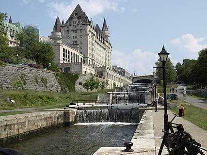 Ottawa, Kanada, Schlösser, die Architektur, gebaute Struktur, Gebäudehülle, Wasser, Himmel, Natur, Reise, Fluss, zufällige Menschen, Tag, Reiseziele, Pflanze, Tourismus, Gebäude, Baum, die Vergangenheit, Geschichte, Stadt, Brücke - künstliche Struktur, 2K, CC0, gemeinfrei, lizenzfrei