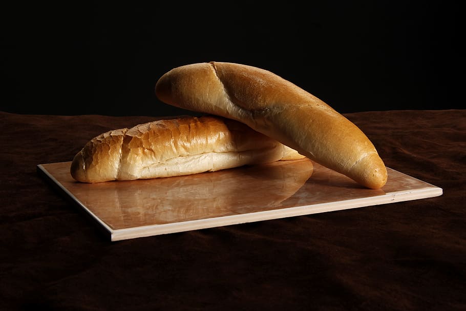 brød, bagværk, rulle, flise, studie, flise, studie, mad og drikke, mad, studio skud, sort baggrund, ingen mennesker, friskhed, indendørs, bagt, stilleben, fransk mad, bord, croissant, tæt på, klar til at spise, høj vinkel visning, brød brød, Brun, skærebræt, træ - materiale, bakke, 5K