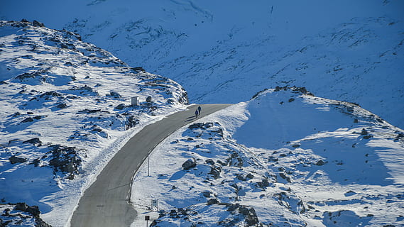ptak, fotografia oka, dwa, ludzie, pieszy, Droga, Snowfield, fotografia, osoba, otoczony, śnieg, ścieżka, wzgórze, zimowy, Góra, Top, światło słoneczne, Norwegia, wędrówki, zimna temperatura, piękno natury, scenics - natura, biały kolor, środowisko, ośnieżona góra, dzień, krajobraz, Natura, pasmo górskie, spokój, żadnych ludzi, spokojna scena, scena pozamiejska, niebieski, czyste Niebo, szczyt górski, 5K, CC0, domena publiczna, darmowe zdjęcia