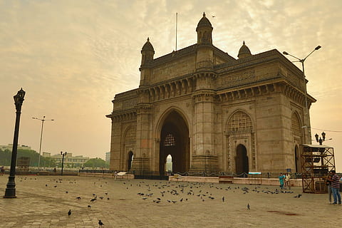 porta dell'India, architettura, costruzione, infrastruttura, struttura, istituzione, uccello, cielo, arco, struttura costruita, esterno dell'edificio, nuvola - cielo, destinazioni di viaggio, storia, il passato, tramonto, turismo, natura, persone accessorie, viaggio, arco di Trionfo, monumento, città, giorno, all'aperto, colonna architettonica, 5K