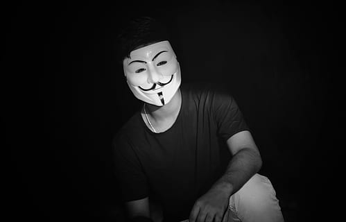 masca, clovn, magie, în interior, o persoana, vedere din față, tânăr adult, adult, zâmbitor, stiluri de viață, Activitatea de agrement, emoţie, portret, întuneric, studio shot, femei, haine casual, de la talie in sus, oameni adevărați, spațiu copie, distracţie, persoană nerecunoscută, Fundal negru, depresie - tristețe, fața confuză, femeie frumoasă, 4K, CC0, domeniu public, fără drepturi de autor