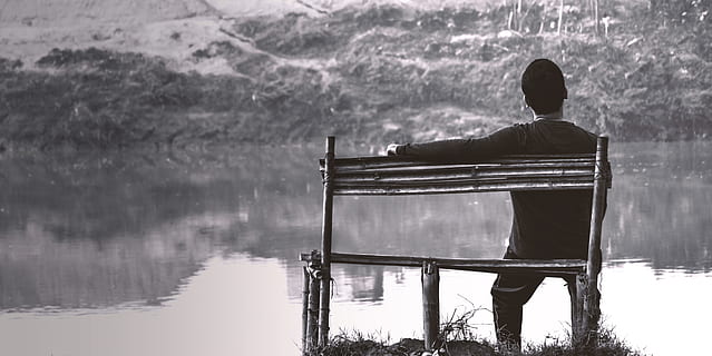 alene, gutt, alene gutt, elve side, sitter ensom, svart hvit, vann, utsikt bakover, innsjø, én person, refleksjon, menn, sitter, fritidsaktivitet, natur, dag, sete, livsstil, ekte folk, ro, skjønnhet i naturen, utendørs, stående, ferier, ser på visning, 5K, CC0, offentlig domene, opphavsrett gratis