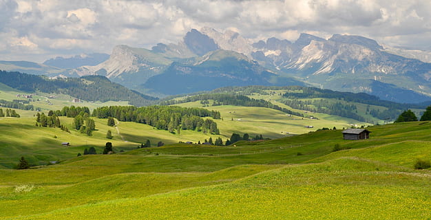 verd, camp de gespa, muntanya, durant el dia, seiser alm, herba, escenics - natura, paisatge, medi ambient, color verd, planta, terra, Serra, bellesa a la natura, cel, escena rural, núvol - cel, activitat, edifici, naturalesa, escena no urbana, camp, vall, color vibrant, panoràmica, cap gent, paisatge rodant, cim de muntanya, primavera, a l'aire lliure, 2K, CC0, domini públic, lliure de regalies