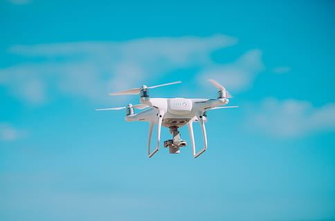 biały, quadcopter drone, niebo, aparat fotograficzny, warkot, hd, śmigłowiec, fotografia, na wolnym powietrzu, niebieski, latający, pojazd powietrzny, samolot, ruch, środek transportu, transport, w powietrzu, żadnych ludzi, Natura, dzień, niski kąt widzenia, technologia, wojskowy, chmura - niebo, przemysł lotniczy, w ruchu, na dworze, cyfrowy kompozyt, 4K, CC0, domena publiczna, darmowe zdjęcia