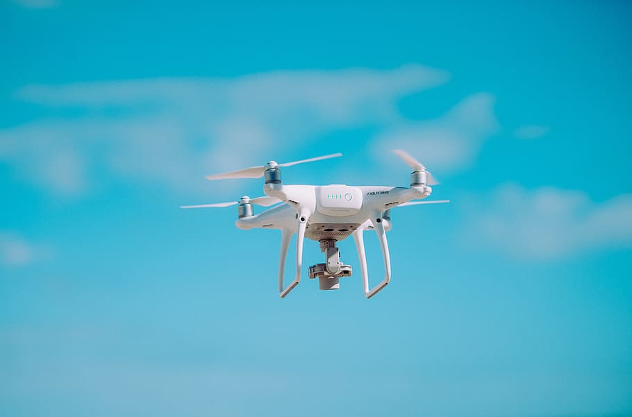 blanc, drone quadcopter, cel, càmera, drone, hd, helicòpter, fotografia, a l'aire lliure, blau, volant, vehicle aeri, avió, moviment, manera de transport, transport, a l'aire, cap gent, naturalesa, dia, vista d’angle baix, tecnologia, militar, núvol - cel, indústria aeroespacial, en moviment, compost digital, 4K