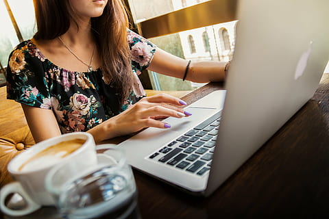 dona, negre, multicolor, floral, samarreta, utilitzant, MacBook, assegut, poma, cafè, ordinador, tassa, noia, portàtil, treball, només dones, tecnologia sense fils, una sola dona, una persona, usant portàtil, només una jove, tecnologia, adult jove, adult, comunicació, taula, connexió, a l'interior, dones joves, tassa de cafè, menjar i beguda, dones, pentinat, teclat, navegar per la xarxa, 2K, CC0, domini públic, lliure de regalies