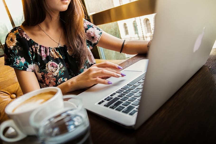 dona, negre, multicolor, floral, samarreta, utilitzant, MacBook, assegut, poma, cafè, ordinador, tassa, noia, portàtil, treball, només dones, tecnologia sense fils, una sola dona, una persona, usant portàtil, només una jove, tecnologia, adult jove, adult, comunicació, taula, connexió, a l'interior, dones joves, tassa de cafè, menjar i beguda, dones, pentinat, teclat, navegar per la xarxa, 2K