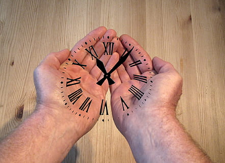 ceas analogic, persoană, mână, mâini, a pastra, timp, ceas, cantitate de timp, timp de, indicarea timpului, ac indicator, minute, ore, perioadă, secțiune, umană, partea corpului uman, în interior, oameni adevărați, o persoana, creativitate, perspectivă personală, lemn - material, parte a corpului, vedere în unghi mare, text, artă și sculptură, stiluri de viață, direct deasupra, pardoseală, western script, Activitatea de agrement, deget, membrul uman, piciorul uman, 1080P, CC0, domeniu public, fără drepturi de autor
