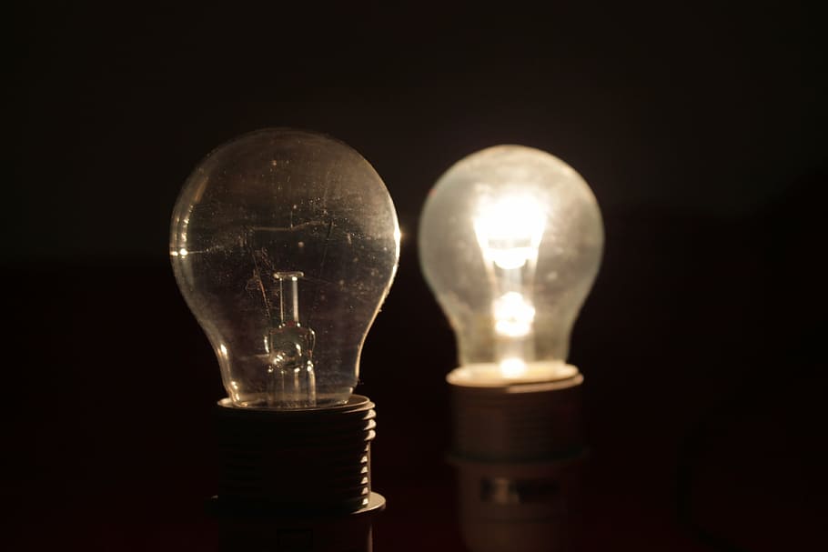 lampe, lys, mørk, mørke, abstrakt lejrbål, lys pære, elektrisk lampe, belysningsudstyr, elektricitet, ideer, kreativitet, belyst, innovation, inspiration, glødende, fantasi, teknologi, energi, strøm, tænker, forretning, intelligens, begreber, filament, sort baggrund, indendørs, brændstof og elproduktion, studio skud, tæt på, glas - materiale, afspejling, ingen mennesker, lys - naturligt fænomen, lyse, gennemsigtig, enkelt objekt, lysstyrke, Strømforsyning, 4K