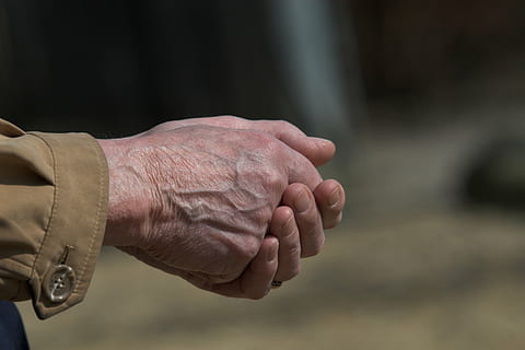 poc profund, foto del focus, persona, mans, emoció, home, treballar, seure, mà humana, gent, adult gran, homes, part del cos humà, mà, adult, part del cos, una persona, primer pla, dit, puny, centrar-se en primer pla, mascles, dit humà, articulació humana, tristesa, celebració, extremitat humana, canell, encaixada de mans, depressió - tristesa, desesperança, 2K, CC0, domini públic, lliure de regalies