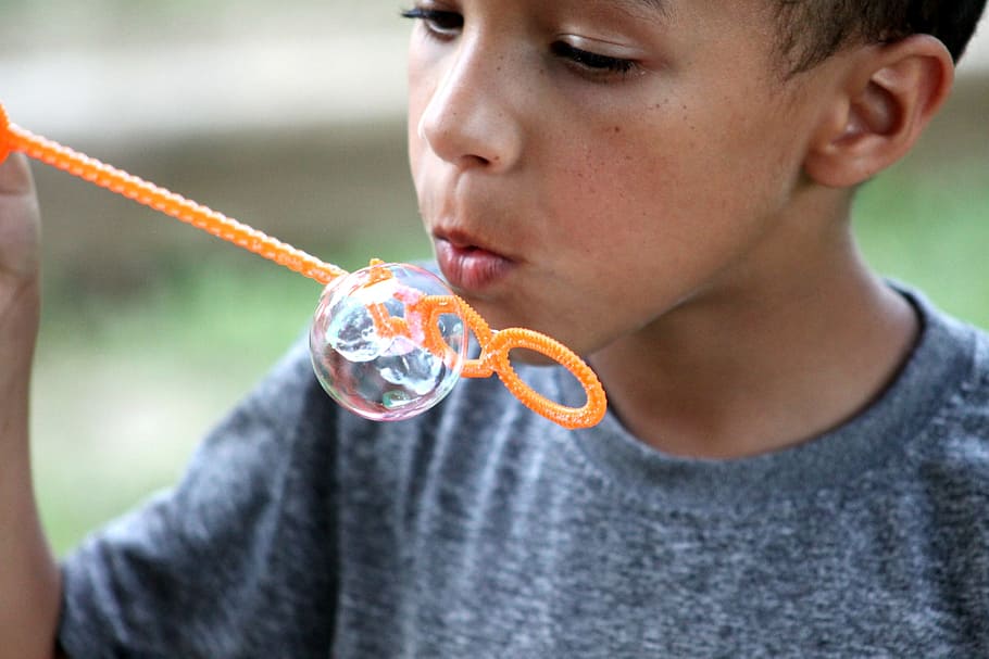 ragazzo, giocando, bolle, arancia, plastica, bastone, bolla di sapone, soffiando, contento, giovane, bambino, infanzia, estate, viso, una persona, detenzione, colpo alla testa, uomini, ritratto, concentrarsi sulle conoscenze acquisite, abbigliamento casual, prole, maschi, avvicinamento, all'aperto, rinfresco, bere, giorno, adolescente, potabile, adolescenza, bicchiere, 2K