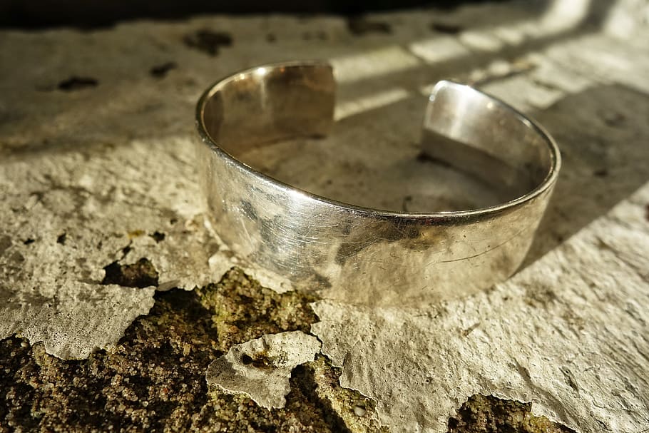 manchet, armbånd, sølv, tilbehør, kostbar, skinnende, bånd, sølvbånd, metal, tæt på, husholdningsudstyr, ingen mennesker, mad og drikke, enkelt objekt, køkkenredskaber, høj vinkel visning, selektiv fokusering, indendørs, fokus på forgrunden, sølvfarvet, træ - materiale, natur, fest, aluminium, to objekter, dag, enkelhed, stål, 4K