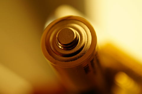 grijs, zwart, accu, selectief, focus fotografie, close-up weergave, macro, selectieve aandacht, geen mensen, detailopname, oubollig, binnenshuis, geel, film industrie, dag, kunst cultuur en entertainment, hout - materiaal, cirkel, tafel, enkel object, focus op de voorgrond, lens - optisch instrument, geometrische vorm, stilleven, camera - fotografische apparatuur, kopie ruimte, camera film, technologie, glas - materiaal, 5K, CC0, publiek domein, royaltyvrij