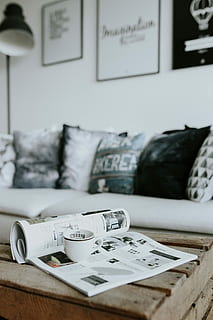 blanco y negro, decoración del hogar, contemporáneo, casa blanca, interior, sofá, revistas, moderno, mesa, almohadas, librero, elegante, almohada, adentro, cuarto doméstico, cómodo, mueble, decoración, sala, interior de la casa, nadie, apartamento, taza de café, vida domestica, vaso, beber, jarra, naturaleza muerta, cama, centrarse en primer plano, comunicación, publicación, amortiguar, marco, vajilla, bandeja, mesa de café, 5K