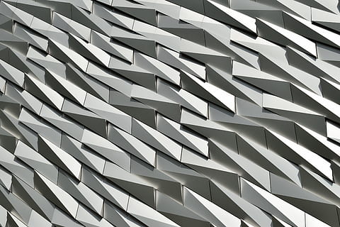 textura, metall, fons, model, el rerefons, en fila, marc complet, patró, gris, a l'interior, estructura construïda, arquitectura, repetició, cap gent, exterior de l'edifici, forma geomètrica, disseny, forma, dia, modern, característica arquitectònica, vista d’angle baix, primer pla, edifici, finestra, resum, exterior d’edifici d’oficines, color plata, arquitectura i art, 5K, CC0, domini públic, lliure de regalies