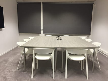 agresser, table, écran de projection, réunion, pièce, stores, chaises, siège, à l'intérieur, chaise, personne, vide, absence, bois - matériau, construction de murs, journée, sol, chambre domestique, meubles, architecture, moderne, illuminé, relaxation, nature morte, nettoyer, 2K, CC0, domaine public, libre de droits