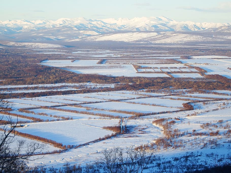 Felder, Land, Winter, Schnee, Natur, Landschaft, kalt, Berge, Freifläche, Frost, ruhige Szene, Szenen - Natur, Ruhe, Umgebung, Schönheit in der Natur, Landwirtschaft, High Angle View, keine Leute, Tag, ländliche Szene, Feld, Muster, Pflanze, Bauernhof, draußen, kalte Temperatur, schneebedeckter Berg, Salzebene, 1080P