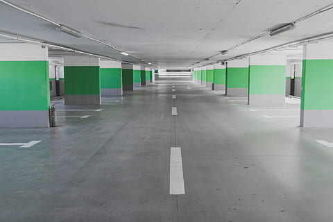 architettura, costruzione, struttura, pavimento, in casa, vuoto, assenza, nessuno, pavimentazione, soffitto, colore verde, cartello, struttura costruita, di fila, direzione, la strada davanti, caratteristica della parete, mezzi di trasporto, attrezzatura per l'illuminazione, simbolo, industria, comunicazione, colonna architettonica, Garage per il parcheggio, pulito, 4K, CC0, dominio pubblico, privo di copyright