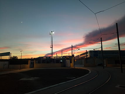 tramonto, constantine, algeria, cielo, mezzi di trasporto, trasporto ferroviario, nuvola - cielo, traccia, ferrovia, natura, architettura, nessuno, struttura costruita, strada, lampione, trasporto pubblico, colore arancione, all'aperto, esterno dell'edificio, modo di trasporto, stazione ferroviaria, elettricità, 8K, CC0, dominio pubblico, privo di copyright