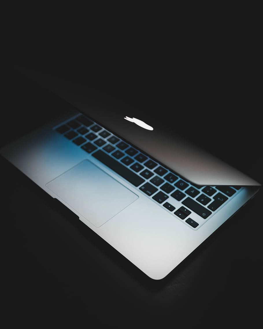 silbernes macbook, gedreht, MacBook, Profi, Laptop, dunkler Hintergrund, Macbook Pro, Programmierer, Büro, Technologie, Computer, Kommunikation, kabellose Technologie, Computerausrüstung, Tastatur, Verbindung, Computer Tastatur, drinnen, schwarzer Hintergrund, keine Leute, dunkel, Tabelle, Studioaufnahme, kopieren sie platz, Computerbildschirm, Geschäft, High Angle View, tragbares Informationsgerät, Computerschlüssel, 4K