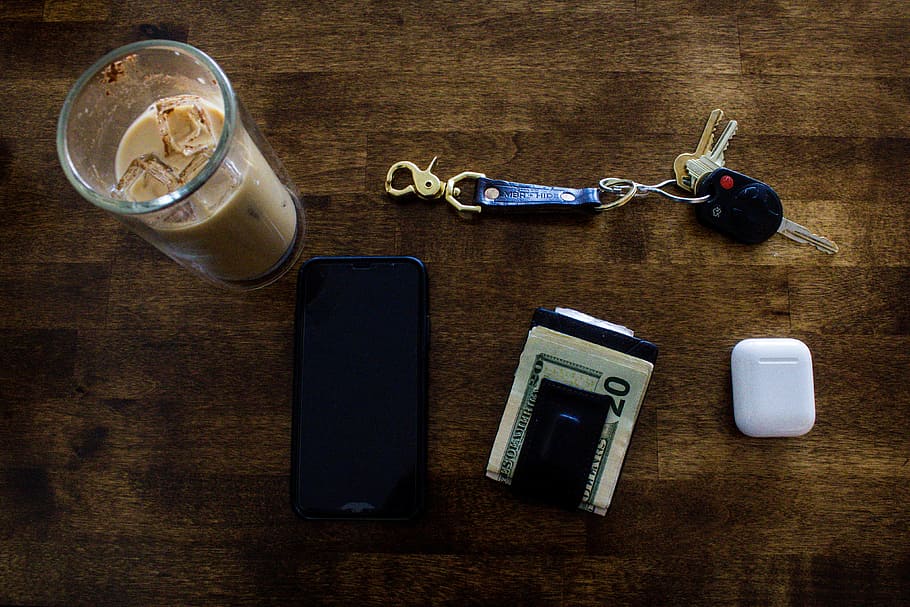 eben, legen, Fotografie, airpods, Schlüssel, Brieftasche, Telefon, Tabelle, Kaffee, Kopfhörer, Getränk, Erfrischung, Essen und Trinken, Tasse, Stillleben, Kaffee trinken, High Angle View, drinnen, Holz - Material, Becher, Kaffeetasse, direkt darüber, Kommunikation, Technologie, keine Leute, Glas, kabellose Technologie, Verbindung, 4K