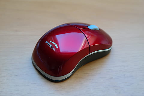 computermus, mus, computer, input enhed, perifer, hardware, rød, skinnende, ingen mennesker, indendørs, tæt på, hvid baggrund, dag, stilleben, bord, fokus på forgrunden, enkelt objekt, træ - materiale, kærlighed, hjerte form, høj vinkel visning, design, form, positive følelser, gået i stykker, friskhed, mad og drikke, to objekter, personlige tilbehør, 5K, CC0, offentligt domæne, royaltyfrie