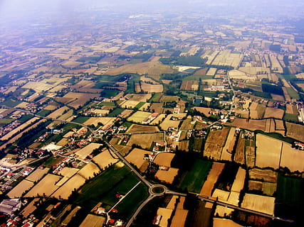 přízemní, mrak, nebe, výška, vzduch, letadlo, krajina, modrý, letecký pohled, patchwork krajiny, životní prostředí, Příroda, venkovské scény, zemědělství, den, pole, hospodařit, scenics - příroda, architektura, krása v přírodě, nikdo, klidné scény, budova, venku, přistát, klid, idylický, 2K, CC0, veřejná doména, bez autorských práv