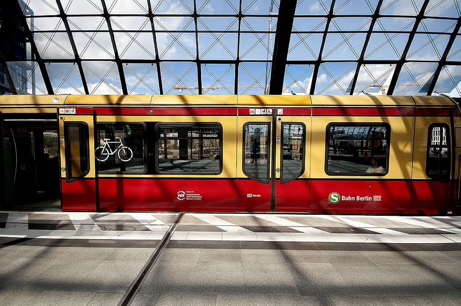 gul, rød, tog, togstation, platform, glas, stål, offentlig transport, underjordisk, metro, undergrundsbane, metrostation, transportform, transportmidler, tog - køretøj, jernbanetransport, jernbanestation, jernbanestation platform, arkitektur, passagertog, rejse, indendørs, vindue, dag, metrostationen, glas - materiale, sollys, tilfældige mennesker, moderne, station, jernbanevogn, 4K