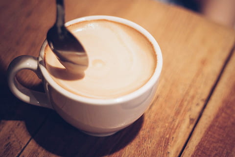 café, blanc, céramique, tasse, cuillère argentée, mis, marron, surface en bois, argent, coloré, cuillère, bois brun, surface, boisson, cappuccino, chaleur - température, table, caféine, café - boisson, Expresso, latté, fermer, petit déjeuner, Matin, bois - matériau, tasse à café, liquide, moka, Lait, Nourriture et boisson, personne, rafraîchissement, à l'intérieur, agresser, boisson chaude, produit laitier, aliments, nature morte, fraîcheur, boisson mousseuse, vaisselle, boisson non alcoolisée, 1080P, CC0, domaine public, libre de droits