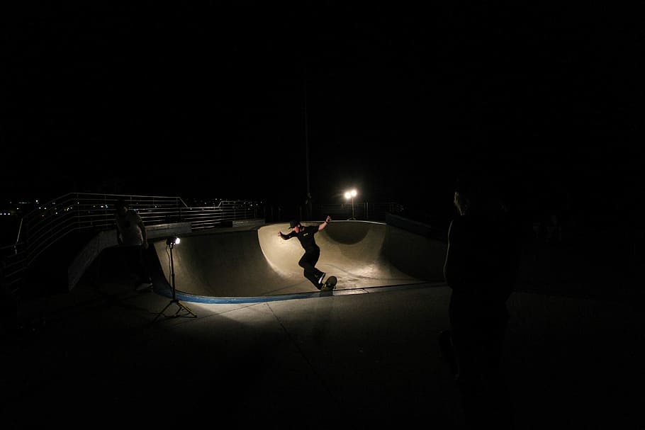 osoba, jízda na bruslích, halfpipe, noc, temný, voda, lidé, pouze jeden muž, jedna osoba, jen dospělí, pouze muži, svítí, muži, osvětlovací zařízení, světlo - přírodní jev, plná délka, stín, dospělý, uvnitř, kopie prostor, umělecká kultura a zábava, zpětný pohled, skutečných lidí, volnočasové aktivity, hudebník, životního stylu, hraní, světlo, fázi světla, 5K