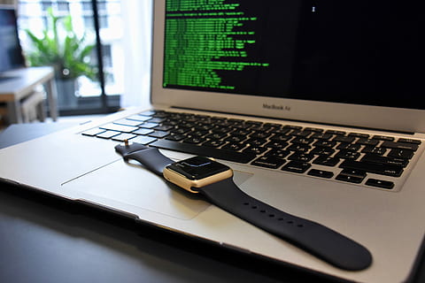 programmering, notesbog, tidsadministration, computer, arbejde, lanse, teknologi, computer tastatur, forbindelse, bærbar, trådløs teknologi, meddelelse, computerudstyr, bord, indendørs, ingen mennesker, tastatur, forretning, tæt på, internet, computer netværk, computerskærm, bærbar informationsenhed, skrivebord, stilleben, 2K, CC0, offentligt domæne, royaltyfrie