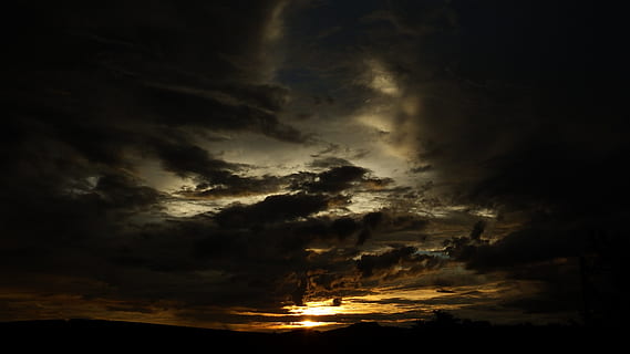 eventide, posta de sol, cel, sol, núvols, núvol - cel, bellesa a la natura, tempesta, cel dramàtic, fosc, cloudscape, silueta, núvol de tempesta, núvol, naturalesa, cap gent, escenics - natura, nit, tranquil·litat, a l'aire lliure, senyal d'advertència, ominós, meteorologia, poder a la natura, 4K, CC0, domini públic, lliure de regalies
