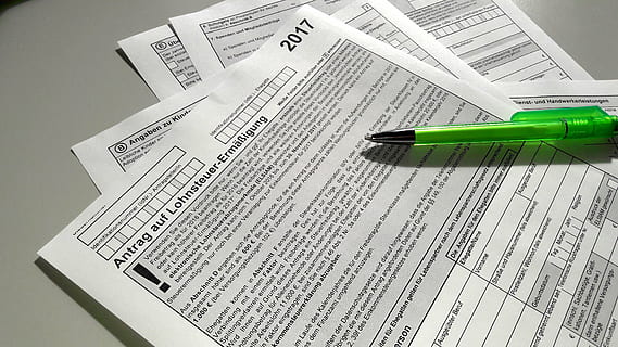 penn på papir, skjemaer, selvangivelse, tilleggskostnader, dokument, skatteformular, 1040 skatteskjema, skjema, finansiere, papir, tekst, virksomhet, innendørs, mennesker, grønn farge, Nummer, nærbilde, studio skudd, data, valuta, kommunikasjon, gjeld, skrive instrument, valg, penn, betale, papirer, rapportere, 4K, CC0, offentlig domene, opphavsrett gratis