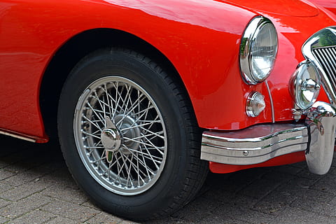 oldtimer mga, classique, rouge, nostalgique, oldtimer, automobile, véhicule, transport, mode de transport, roue, voiture, pneu, véhicule à moteur, véhicule terrestre, métal, personne, Voyage, vue de côté, ville, Stationnaire, richesse, brillant, en plein air, couleur noire, luxe, rue, couleur argentée, chrome, véhicule terrestre personnel, 5K, CC0, domaine public, libre de droits