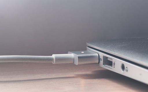macbook, ordenador portátil, computadora, enchufe, cable, tecnología, comunicación, conexión, tecnología inalámbrica, Internet, Red de computadoras, enchufe de conexión de red, cable USB, de cerca, nadie, equipo, cable de computadora, adentro, portabilidad, datos, mesa, solo objeto, comunicaciones globales, color plateado, equipo eléctrico, enrutador, acero, 2K, CC0, dominio público, libre de derechos