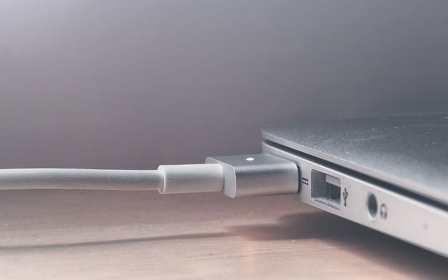 MacBook, portàtil, ordinador, endoll, corda, tecnologia, comunicació, connexió, tecnologia sense fils, Internet, xarxa d’ordinadors, endoll de connexió de xarxa, cable, cable usb, primer pla, cap gent, equipament, cable d’ordinador, a l'interior, portabilitat, dades, taula, sol objecte, comunicacions globals, color plata, equipament elèctric, encaminador, acer, 2K