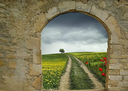 strada, circondato, erba, nuvoloso, cielo, giorno, costruzione, campo, nube di tuono, scenico nuvoloso, cancello, vecchio, pietra, viaggio, architettura, cittadina, scena, estate, Torre, Europa, turista, natura, arco, pianta, nessuno, struttura costruita, nuvola - cielo, crescita, colore verde, terra, paesaggio, direzione, albero, parete, bellezza nella natura, agricoltura, all'aperto, muro di pietra, 4K, CC0, dominio pubblico, privo di copyright