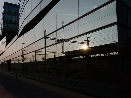 Fassade, Wolken, Spiegeln, die Architektur, Himmel, Glasfront, Verglasung, Struktur, gebaute Struktur, Schienenverkehr, Sonnenuntergang, Transport, Gebäudehülle, Spur, Bahngleis, öffentliche Verkehrsmittel, Sonnenlicht, Natur, Zug, Eisenbahnstation, Transportmittel, keine Leute, Stadt, Zug - Fahrzeug, draußen, Sonne, 5K, CC0, gemeinfrei, lizenzfrei