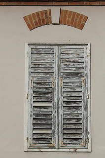 ventana, barras de la ventana, Cejas, nadie, arquitectura, obturador, estructura construida, material de madera, día, cerrado, exterior del edificio, antiguo, edificio, Entrada, al aire libre, casa, de cerca, pared - característica de la construcción, mimbre, apilar, gran grupo de objetos, 4K, CC0, dominio público, libre de derechos